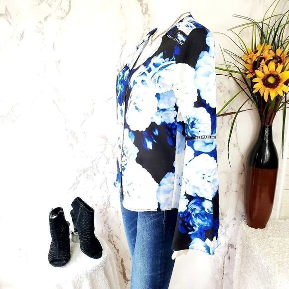 Calvin Klein gorgeous bell sleeve button front top - Picture 3 of 10